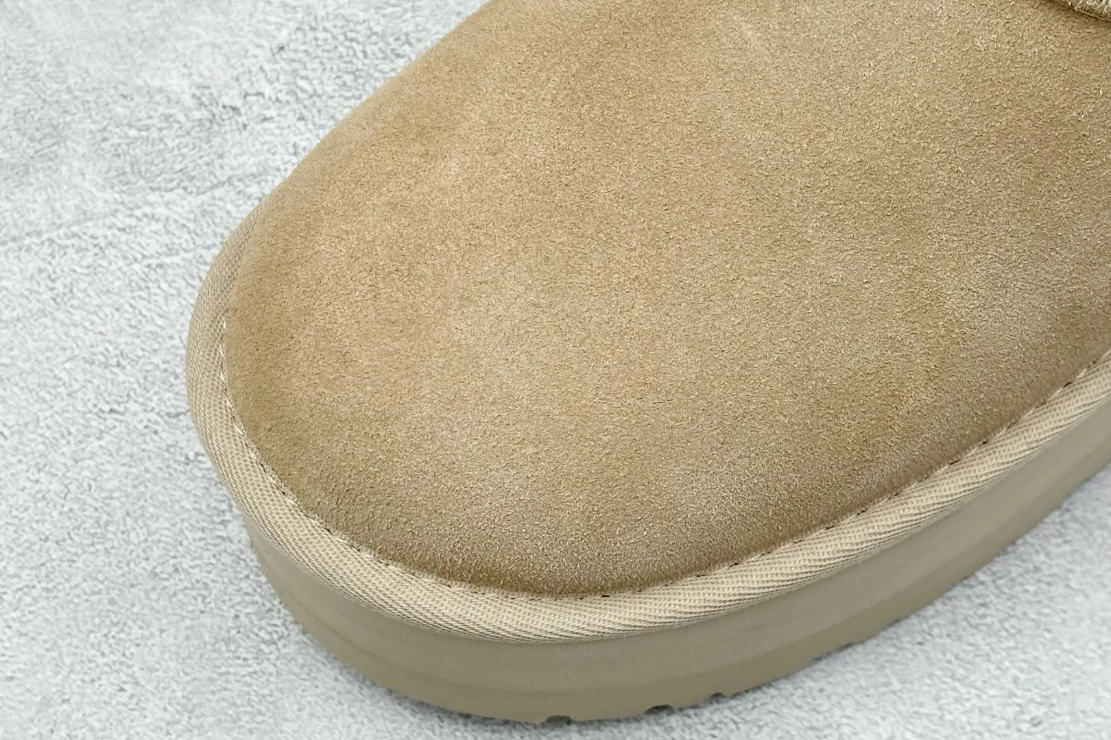 🐲💰 520 supports store placement. The top version on the market is UGG sheepskin snow boots. Mini thick-soled short-tube 5cm. Xiaohongshu’s hot model. Produced by a major foreign trade factory in Guangzhou. Genuine sheepskin from toe to insole. Independent outer box packaging. Chip. Waterproof technology. Different from any version on the market. 5cm thick sole. Independent original development of outsole. Cashmere insole. Keep warm in winter. It is a very suitable choice for home use. In the new year, uug launches a style series. Partly catered to the preferences of young consumers, it has also moved to the forefront of fashion trends. Shoe body material: water-repellent coated suede upper, 17 mm UGGPURE™ implanted wool insole, lightweight non-slip comfortable rubber outsole, brand LOGO trademark, complete package, item number: 1135092, size: 35 36 37 38 39 40